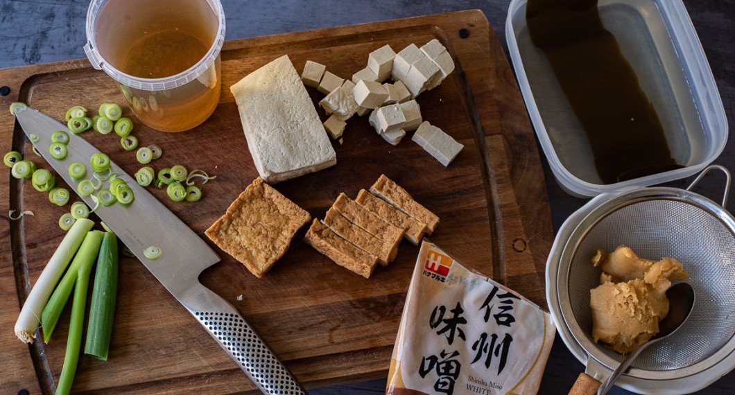 Dashi kokte jag innan och är i plastburken. Vidare strimlad salladslök, tärnad tofu, skivad friterad tofu, blötlagd kombu samt misopasta i stålsil. 