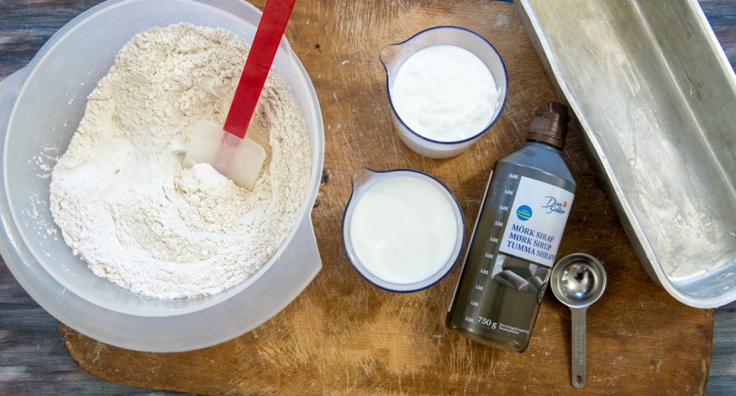 Torra ingredienser blandas i en bunke. 