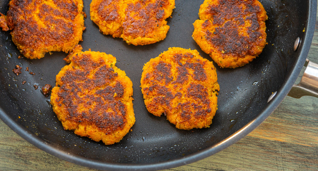 Morotsbiffarna steks i olja på låg värme tills de har fin färg och är knapriga. 