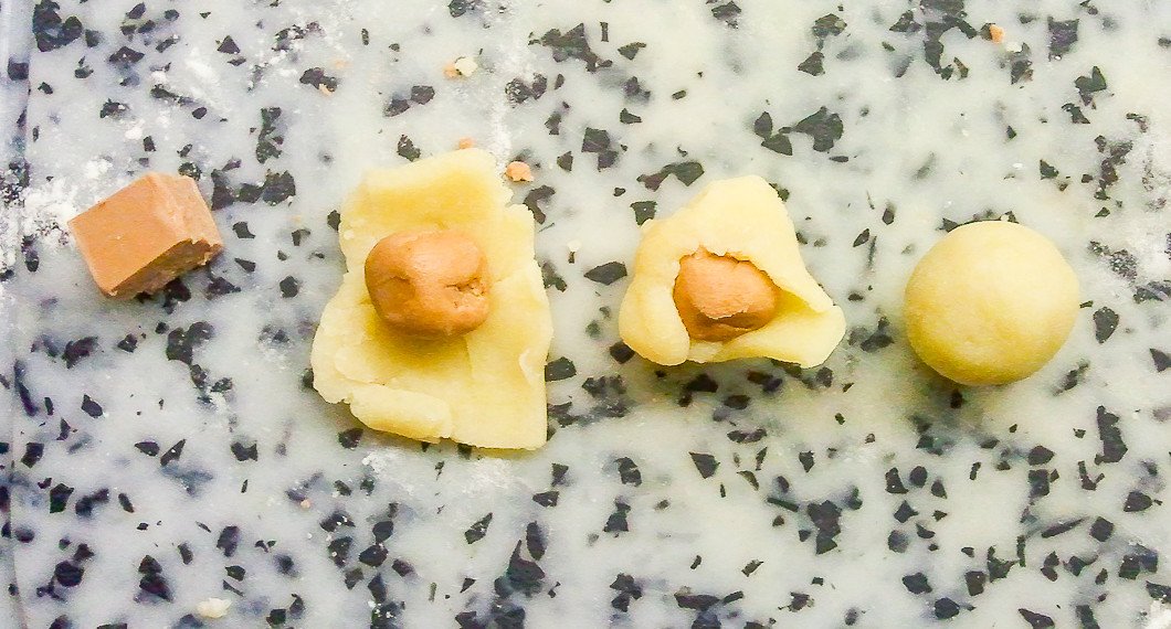 Fyra steg av fyllningen på Mozartkulorna 