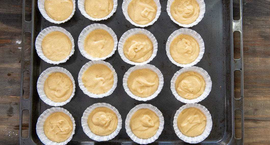 Fördela smeten i muffinsformar. 