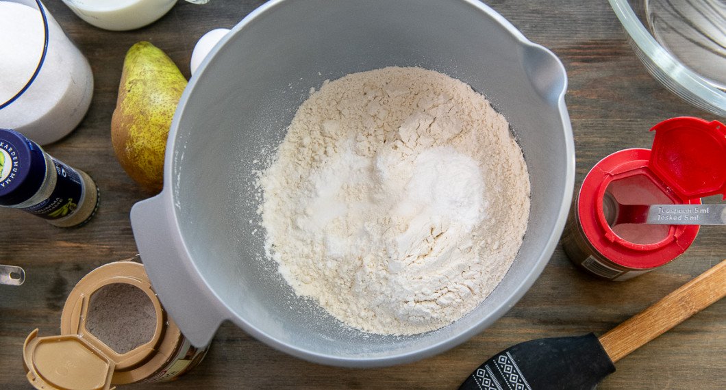 Mät upp och blanda vetemjöl, bakpulver och salt i en bunke. 