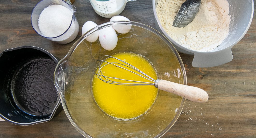 Häll smält smör i en stor bunke. 