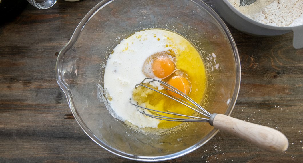 Tillsätt mjölk och ägg. 