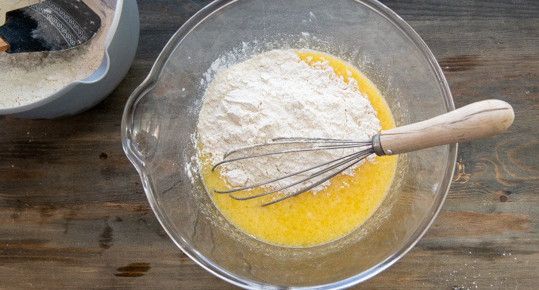 Tillsätt mjölblandningen och blanda. 