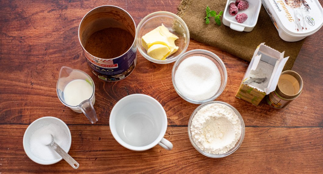 Till muggkakan behöver du salt, mjölk, kakao, smör, socker, vetemjöl, bakpulver, vaniljsocker samt en mugg på minst 1,5 dl. Vidare passar glass, frysta eller färska hallon samt mynta till. 
