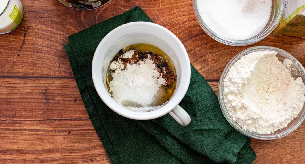 Tillsätt mjölk, kakao, salt, socker, vetemjöl, vaniljsocker samt bakpulver.  