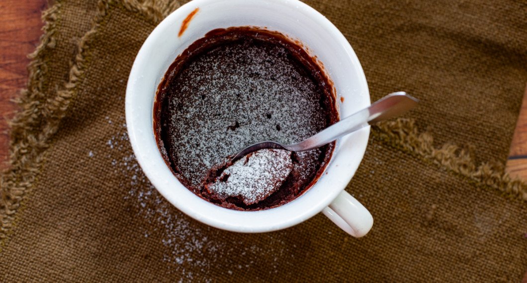 Kakan kan ätas som den är. Lite florsocker är fint på. Eller toppa med glass, grädde och annat festligt. 