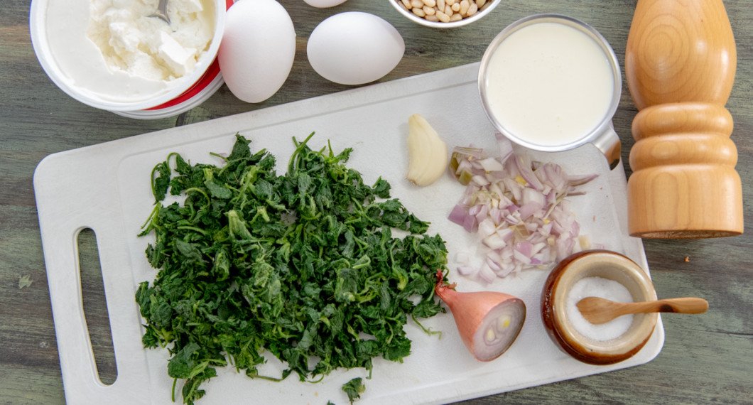 Förutom nässlor så behöver du ricottaost, ägg, pinjenötter, grädde, schalottenlök, vitlök, parmesan, salt och peppar. 
