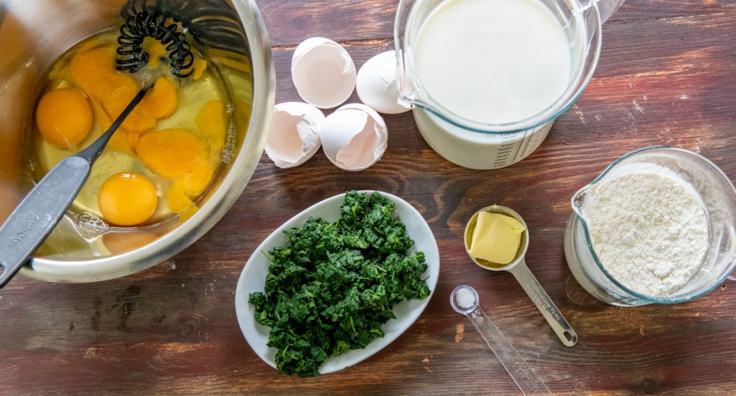 Ingredienser till nässelpannkakorna: ägg, förvällda hackad nässlor; mjölk, vetemjöl, smält smör och salt. 