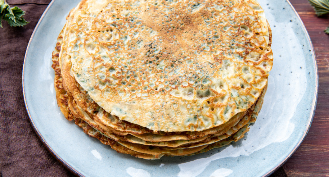 Nässelpannkakorna är redo att serveras. 