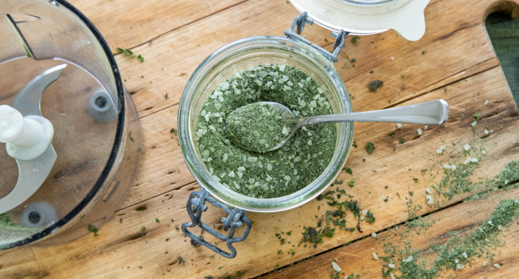 Nässelpulvret blandas med salt till nässelsalt