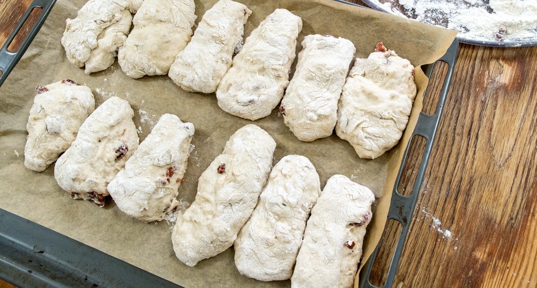 Degen formas till rustika frukostbröd - frukostfrallor likt ciabattas och får sedan jäsa några minuter medan ungen blir varm. 