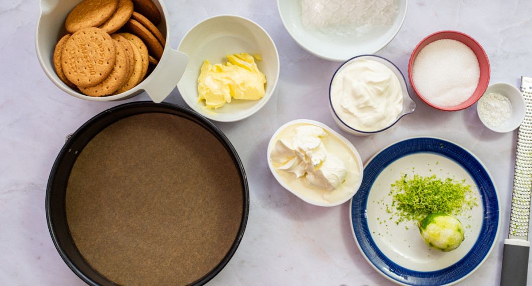 Till cheesecaken behöver du en springform, Digestivekex, smör, färskost, crème fraiche, gelatinblad, socker, vaniljsocker samt lime. 
