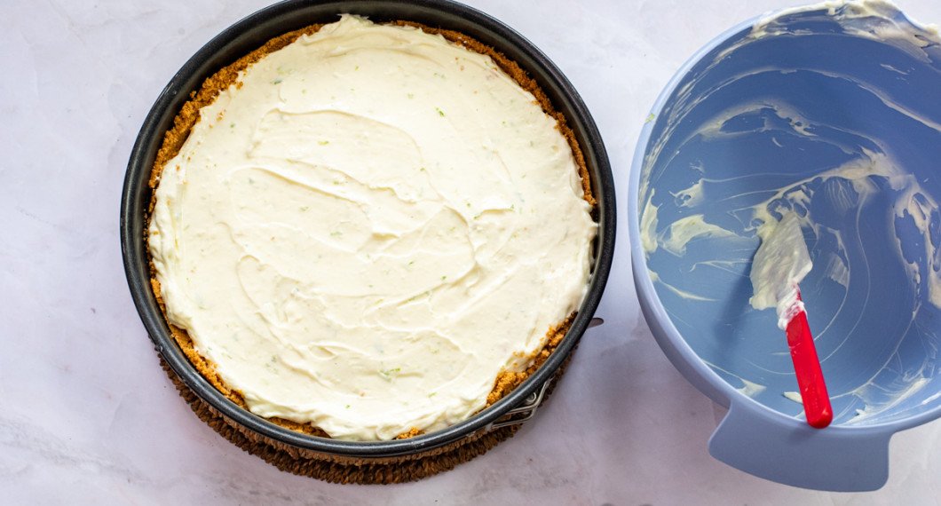 Bred ut smeten i formen i ett jämnt lager. Ställ i kylen övertäckt att kallna och stelna i minst 3 timmar. 