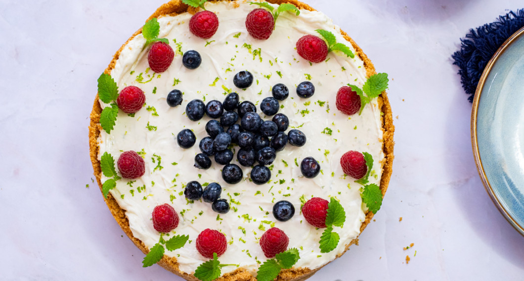 Riv förslagsvis över lite lime, placera ett hallon och blad citronmeliss på varje tänkt bit. Vidare blåbär i mitten. 