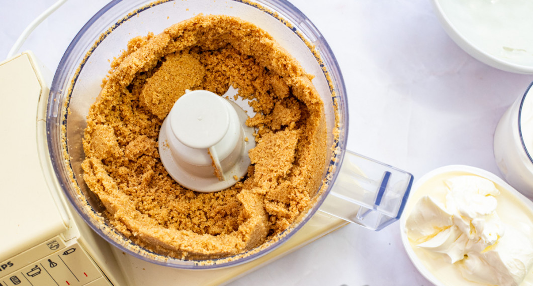 Mixa kex med smält smör till en smulig röra. 