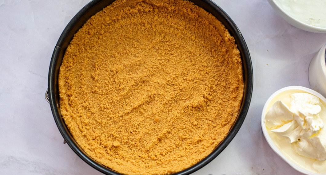 Tryck ut kexblandningen i botten på en springform. Grädda i 10 minuter på 175 grader vanlig ugn. 