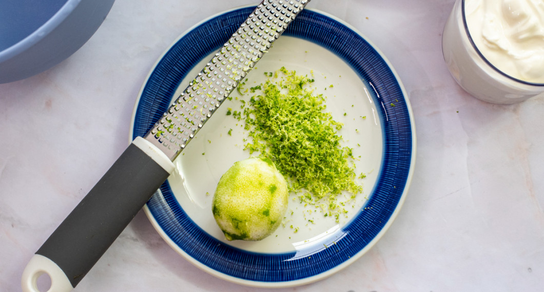 Skölj och riv skal av lime fint. 