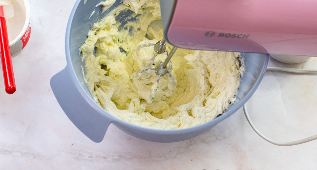 Vispa eller rör ihop till en smet. 