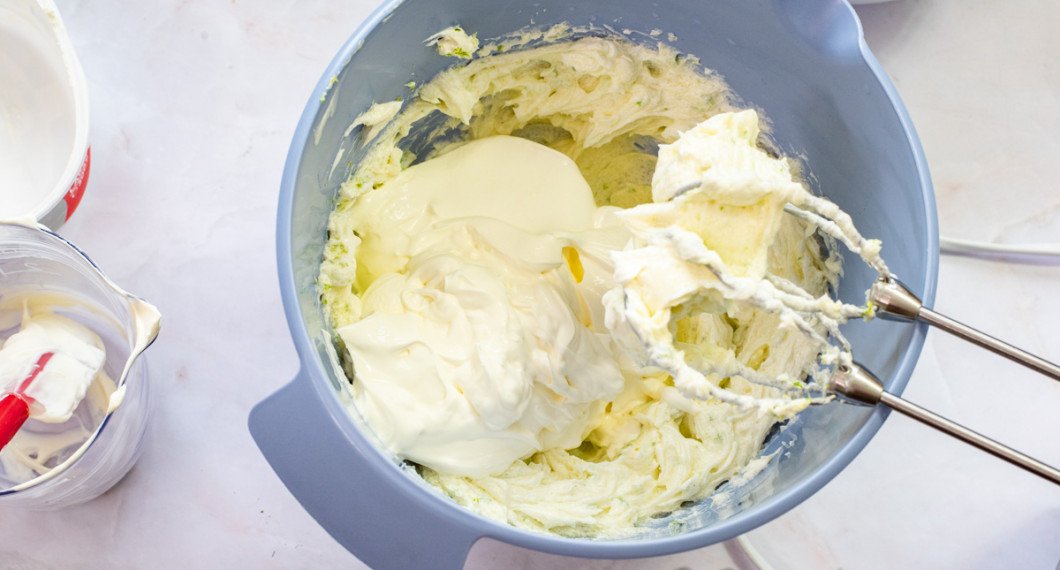 Tillsätt crème fraiche och rör ihop. 