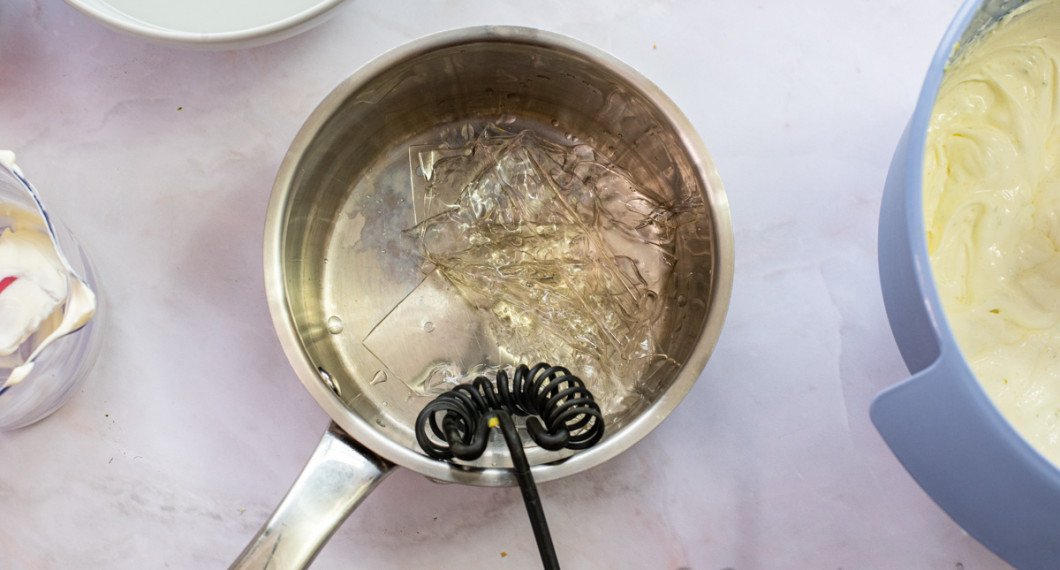 Smält gelatinblad försiktigt med någon msk vatten. 