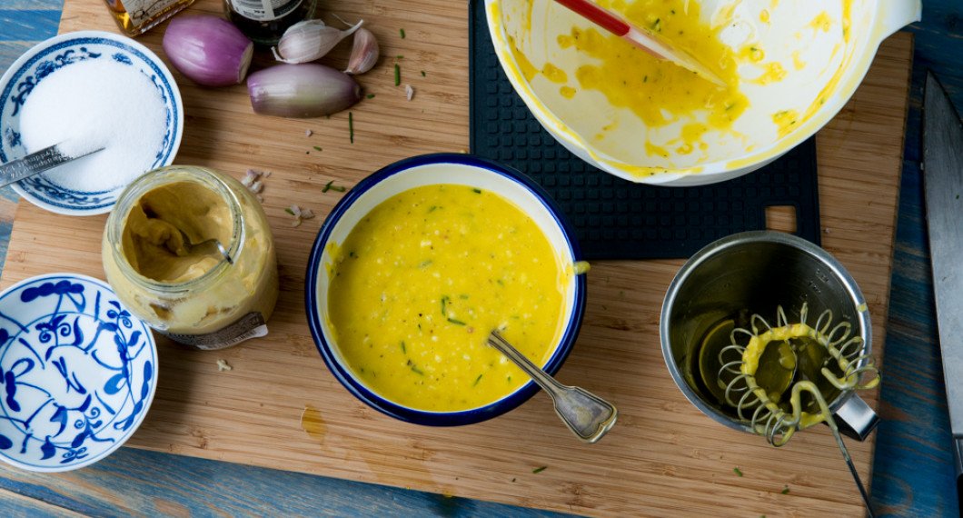 Mosa sönder och vispa ihop äggen med övriga ingredienser med lite olja i början och sedan mer olja lite i taget till en majonnäs-liknande sås. 