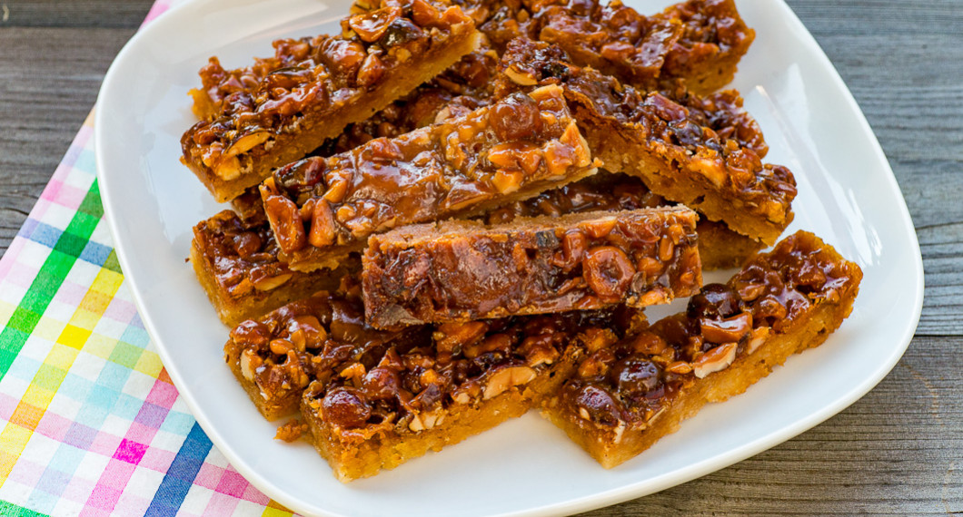 Nötrutor med blandade nötter till fikat. 