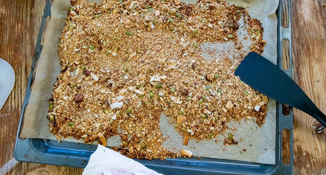 Müslin med jordnötssmör bakas i en långpanna med bakplåtspapper tills det får lite färg. 