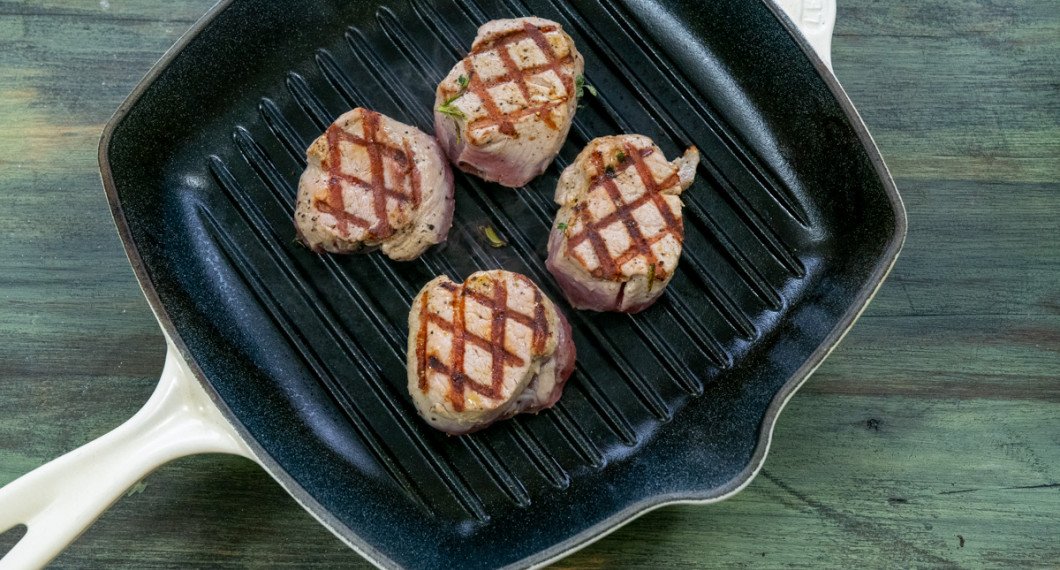 Först steker du fläskfilén så den får färg i grillpanna, stekpanna eller på utegrill. 
