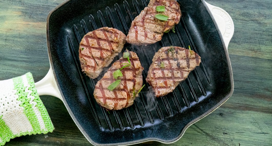 Oxfilébitarna steks så de får färg i grillpanna, stekpanna eller på utegrill. 