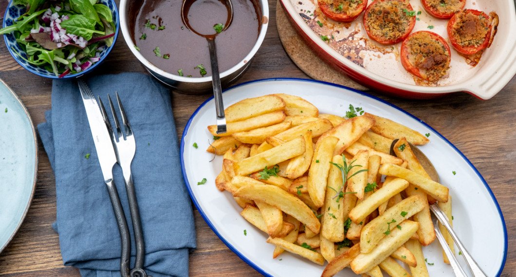 Som tillbehör förutom såserna gjorde jag hemgjorda pommes frites och ugnsbakade tomater provencale. 