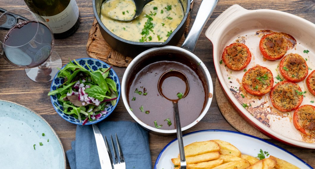 Tips är att förbereda i god tid då det är rätt många moment som ska lagas. Förbered grönsallad, laga rödvinssås, förfritera pommes och fyll tomater och förvara i kylen. Koka ihop lök, dragon och vinäger i en kastrull och sila av till bearnaisen.  