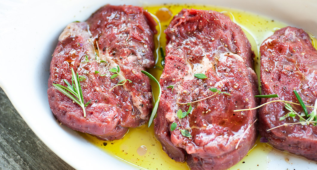 Oxfilén i lite marinad redo för att stekas eller grillas