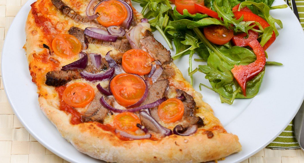 Oxfilépizza passar med en blandad grönsallad med röd paprika och tomat till. Eller hemgjord pizzasallad. Man kan också toppa pizzan med Bearnaisesås eller vitlökssås. 