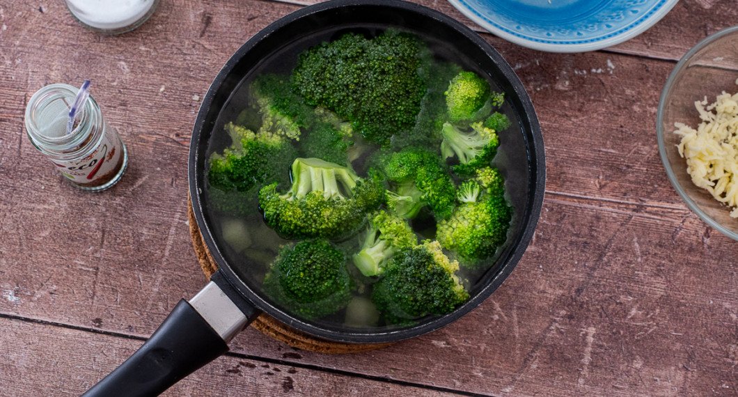 Koka tärnad broccolistjälk samt buketter. 