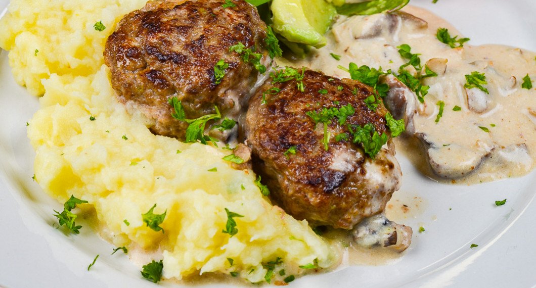 Palsternacksmoset serverat med rådjursbiffar på tallrik