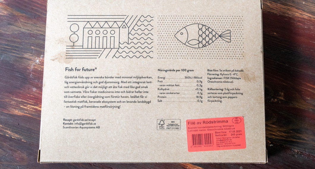 Baksidan av förpackningen med rödstrimma från Gårdsfisk med lite mer information om fisken. 
