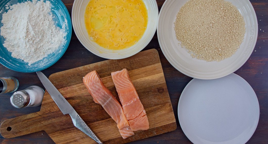 Ingredienser till paneringen: vetemjöl, salt och vitpeppar; ägg och panko ströbröd. 