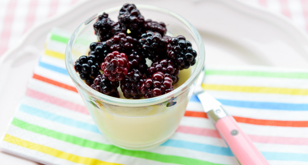 Pannacotta toppad med färska björnbär