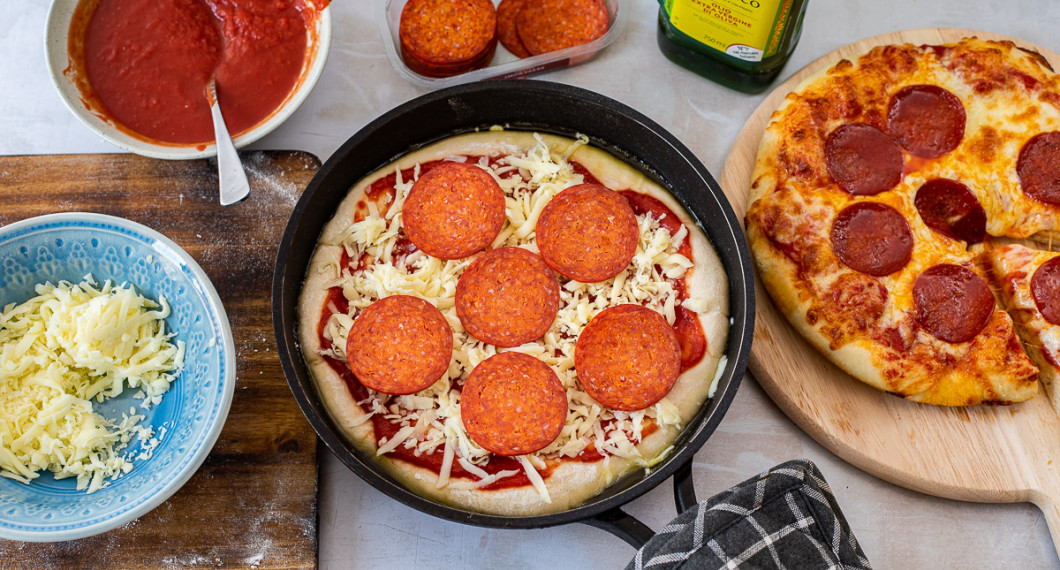 Lägg på valfria toppings. Jag tog pepperoni salami. Du kan ta fler skivor om du vill - de krymper när man gräddar pizzan. 