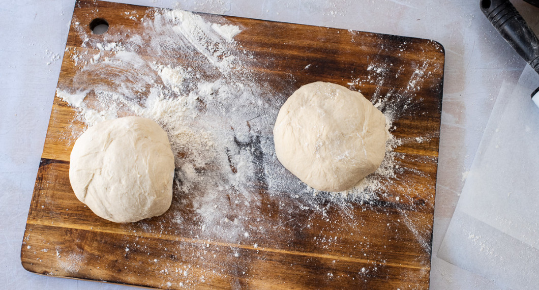 Dela degen i två delar. Knåda ihop med lite mjöl. 