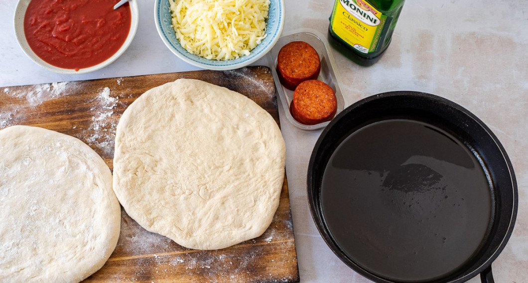 Värm stekpannan med olivolja i botten på spisen tills oljan är het. 