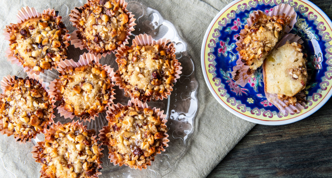Låt muffinsen svalna och servera dem nybakta eller frys in. 