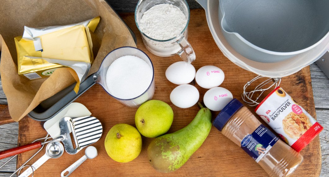 Ingredienser till päronrutorna: smör, socker, ägg, päron, vetemjöl, kanel och bakpulver. 