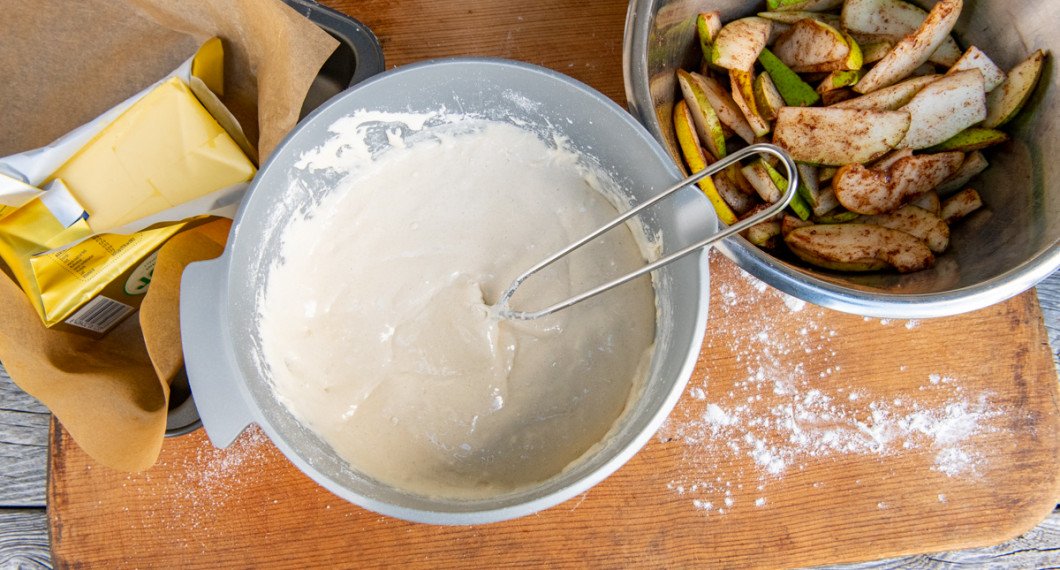 Mjölet rörs i ägg- och sockerblandningen till en klumpfri smet. 