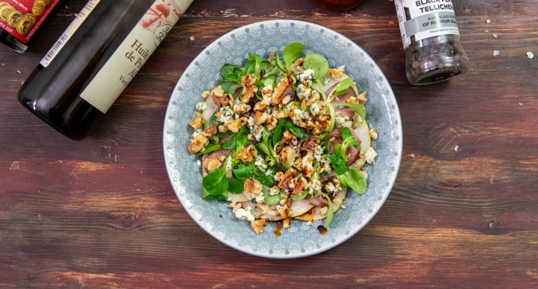 Ringla över balsamvinäger samt olivolja innan servering. 