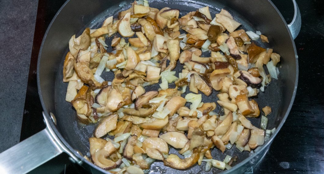 Karljohansvampen steks i olivolja med lök och vitlök. 
