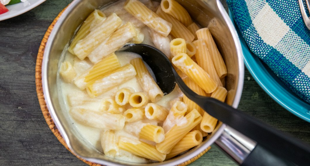 Tillsätt kokt pasta och blanda runt med ostsåsen. 
