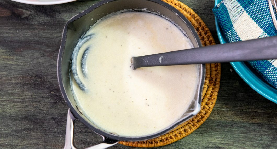 Koka i 5 minuter på låg värme och rör då och då. Smaka av med salt och peppar. 